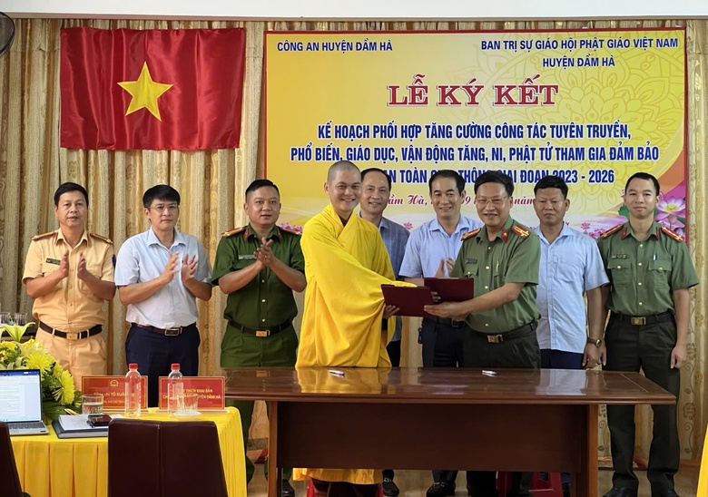 Quảng Ninh "phủ s&oacute;ng" an to&agrave;n giao th&ocirc;ng đến c&aacute;c tăng ni, phật tử- Ảnh 3.