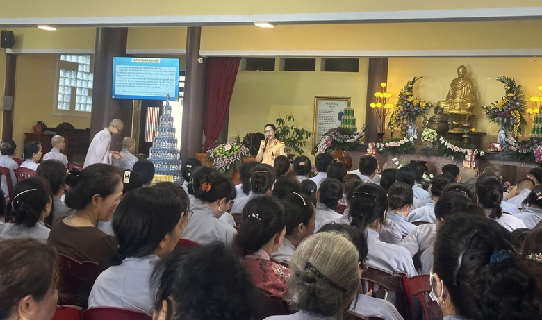 Quảng Ninh "phủ s&oacute;ng" an to&agrave;n giao th&ocirc;ng đến c&aacute;c tăng ni, phật tử- Ảnh 1.