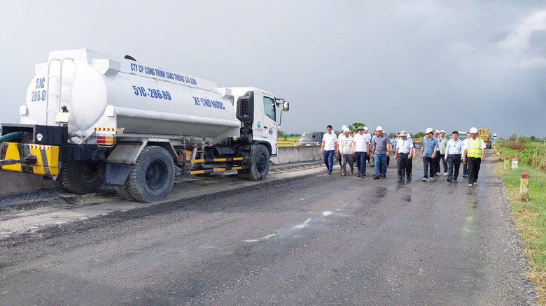 Thứ trưởng Bộ GTVT: Đẩy nhanh tiến độ thi công tuyến Cao Lãnh - Lộ Tẻ và Lộ Tẻ - Rạch Sỏi- Ảnh 3. Thứ trưởng Bộ GTVT: Đẩy nhanh tiến độ thi công tuyến Cao Lãnh - Lộ Tẻ và Lộ Tẻ - Rạch Sỏi- Ảnh 3.