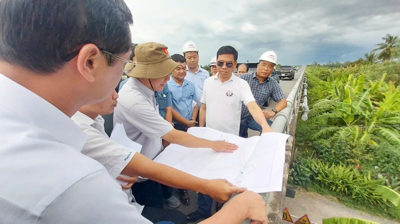 Thứ trưởng Bộ GTVT: Đẩy nhanh tiến độ thi công tuyến Cao Lãnh - Lộ Tẻ và Lộ Tẻ - Rạch Sỏi- Ảnh 4. Thứ trưởng Bộ GTVT: Đẩy nhanh tiến độ thi công tuyến Cao Lãnh - Lộ Tẻ và Lộ Tẻ - Rạch Sỏi- Ảnh 4.