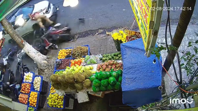 &Ocirc; t&ocirc; con h&uacute;c văng loạt xe m&aacute;y (Ảnh cắt từ clip).