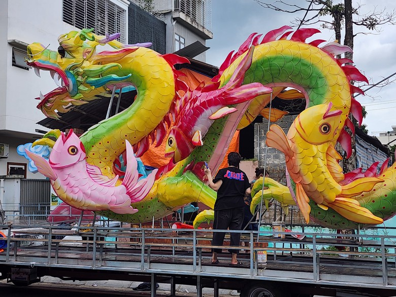 Gặp nghệ nh&acirc;n đường phố "thổi hồn" cho những m&ocirc; h&igrave;nh đ&egrave;n trung thu ở Tuy&ecirc;n Quang- Ảnh 5.