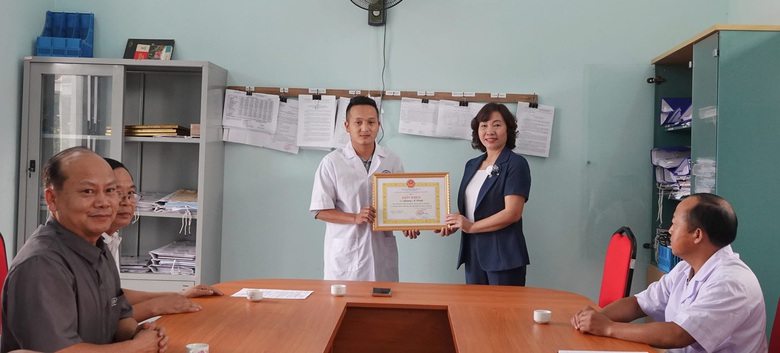 Khen thưởng nam b&aacute;c sĩ v&ugrave;ng cao hỗ trợ sản phụ vượt cạn an to&agrave;n ngay b&ecirc;n quốc lộ- Ảnh 1.