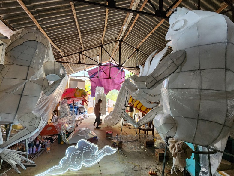 Gặp nghệ nh&acirc;n đường phố "thổi hồn" cho những m&ocirc; h&igrave;nh đ&egrave;n trung thu ở Tuy&ecirc;n Quang- Ảnh 2.