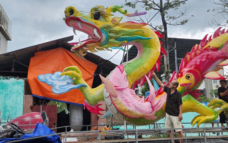 Gặp nghệ nh&acirc;n đường phố 'thổi hồn' cho những m&ocirc; h&igrave;nh đ&egrave;n trung thu ở Tuy&ecirc;n Quang