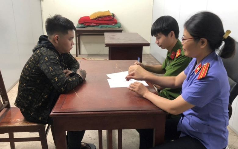 Bắt kẻ bạo h&agrave;nh b&eacute; trai 3 tuổi đến bất tỉnh