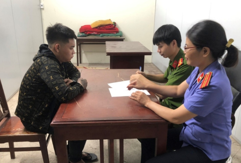 Bắt kẻ bạo h&agrave;nh b&eacute; trai 3 tuổi đến bất tỉnh- Ảnh 1.