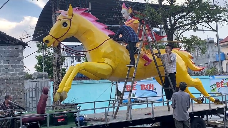 Gặp nghệ nh&acirc;n đường phố "thổi hồn" cho những m&ocirc; h&igrave;nh đ&egrave;n trung thu ở Tuy&ecirc;n Quang- Ảnh 3.