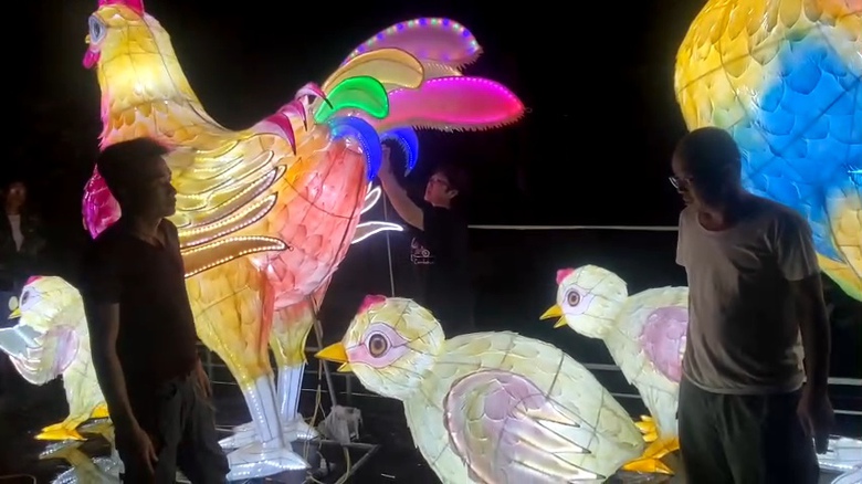 Gặp nghệ nh&acirc;n đường phố "thổi hồn" cho những m&ocirc; h&igrave;nh đ&egrave;n trung thu ở Tuy&ecirc;n Quang- Ảnh 4.