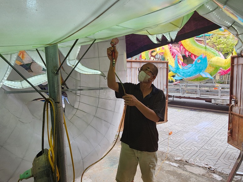 Gặp nghệ nh&acirc;n đường phố "thổi hồn" cho những m&ocirc; h&igrave;nh đ&egrave;n trung thu ở Tuy&ecirc;n Quang- Ảnh 6.