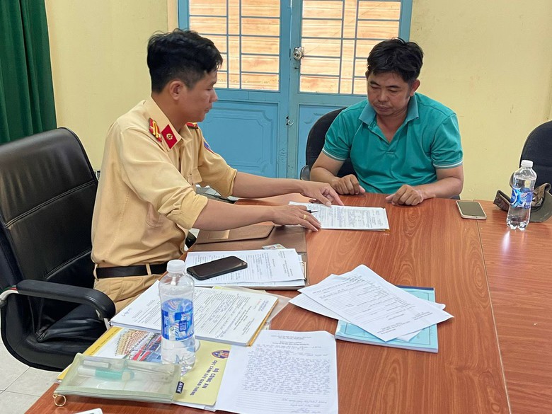 L&aacute;i xe đi ngược chiều tr&ecirc;n cao tốc TP.HCM - Trung Lương bị tước giấy ph&eacute;p l&aacute;i xe 2 th&aacute;ng- Ảnh 1.