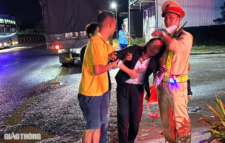 CSGT dùng xe đặc chủng chở nữ hành khách đau tim đến bệnh viện kịp thời- Ảnh 1. CSGT dùng xe đặc chủng chở nữ hành khách đau tim đến bệnh viện kịp thời- Ảnh 1.