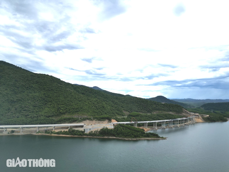 Dự án cao tốc qua Hà Tĩnh dự kiến thông xe kỹ thuật tuyến chính cuối năm 2024- Ảnh 2. Dự án cao tốc qua Hà Tĩnh dự kiến thông xe kỹ thuật tuyến chính cuối năm 2024- Ảnh 2.