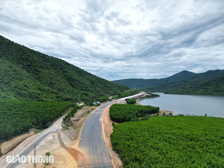 Dự án cao tốc qua Hà Tĩnh dự kiến thông xe kỹ thuật tuyến chính cuối năm 2024- Ảnh 3. Dự án cao tốc qua Hà Tĩnh dự kiến thông xe kỹ thuật tuyến chính cuối năm 2024- Ảnh 3.