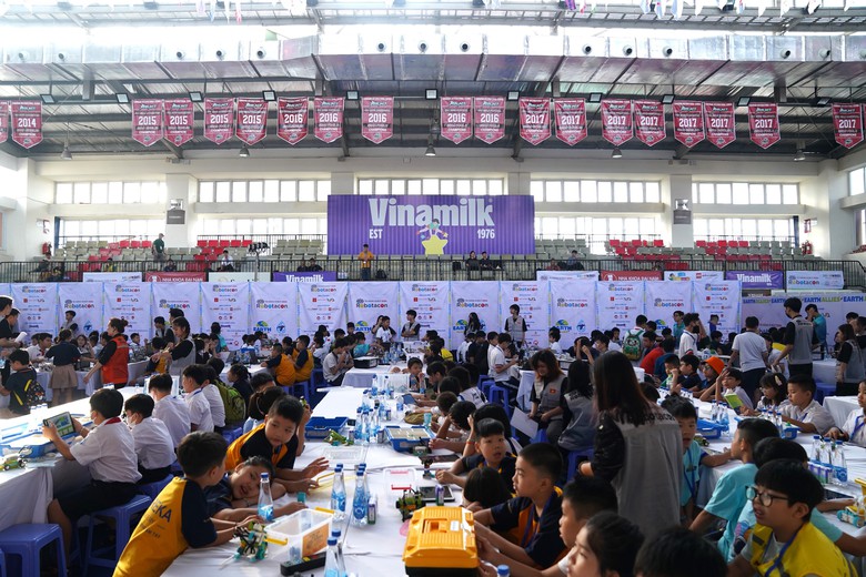 Th&iacute; sinh tham dự v&ograve;ng chung kết ROBOTACON WRO 2024  khu vực miền Trung v&agrave; Nam Bộ tại TP.HCM.