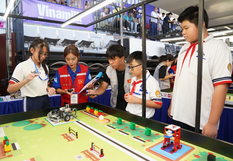 C&aacute;c th&iacute; sinh h&agrave;o hứng tranh t&agrave;i, chinh phục thử th&aacute;ch tại cuộc thi Robotacon WRO 2024