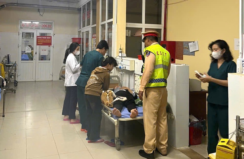 CSGT dùng xe đặc chủng chở nữ hành khách đau tim đến bệnh viện kịp thời- Ảnh 2. CSGT dùng xe đặc chủng chở nữ hành khách đau tim đến bệnh viện kịp thời- Ảnh 2.