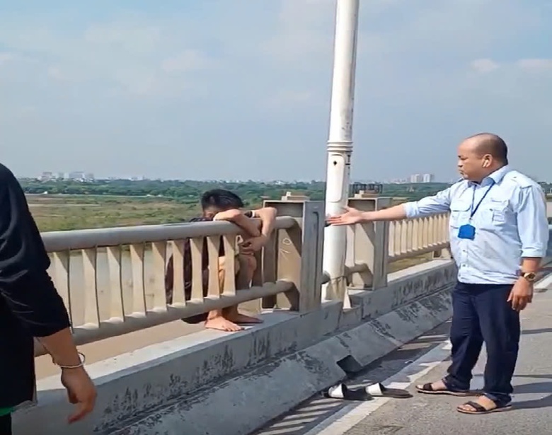 L&aacute;i xe bu&yacute;t Transerco kịp thời ngăn nam thanh ni&ecirc;n định nhảy cầu- Ảnh 1.