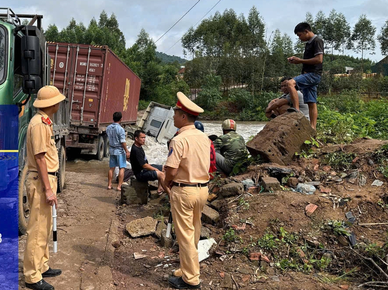 Người d&acirc;n bơi ra d&ograve;ng lũ cứu t&agrave;i xế xe đầu k&eacute;o bị cuốn tr&ocirc;i khi qua ngầm tr&agrave;n- Ảnh 2.