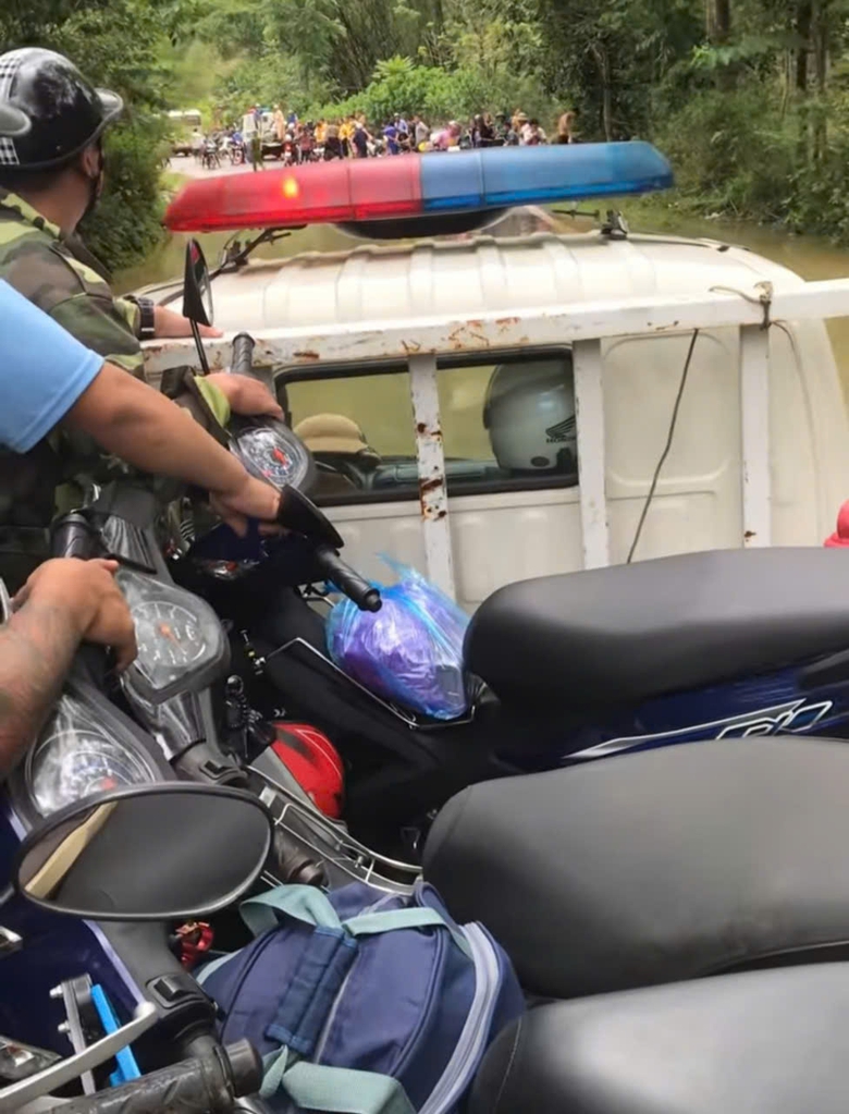 CSGT d&ugrave;ng xe tải chuy&ecirc;n dụng đưa người d&acirc;n qua đoạn đường ngập- Ảnh 1.