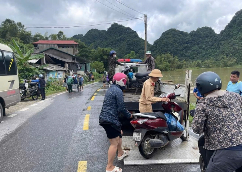 CSGT d&ugrave;ng xe tải chuy&ecirc;n dụng đưa người d&acirc;n qua đoạn đường ngập- Ảnh 2.