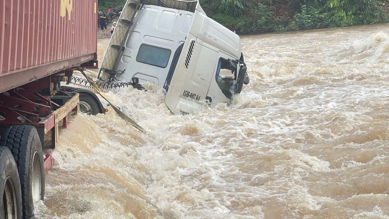 Người d&acirc;n bơi ra d&ograve;ng lũ cứu t&agrave;i xế xe đầu k&eacute;o bị cuốn tr&ocirc;i khi qua ngầm tr&agrave;n- Ảnh 1.