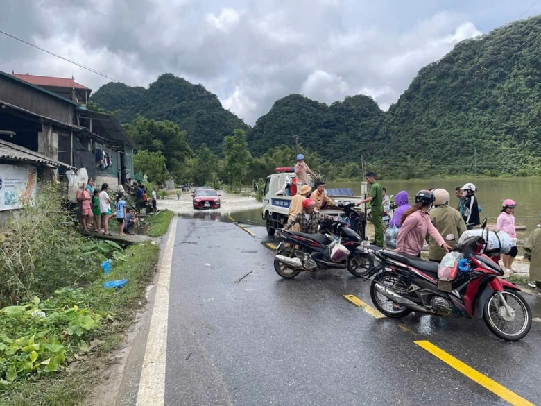 CSGT d&ugrave;ng xe tải chuy&ecirc;n dụng đưa người d&acirc;n qua đoạn đường ngập- Ảnh 5.