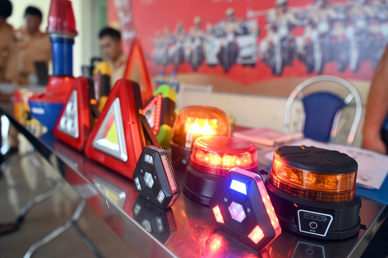 Hàng trăm tài xế ký cam kết "5 không" với CSGT trước dịp nghỉ lễ 2/9- Ảnh 8. Hàng trăm tài xế ký cam kết "5 không" với CSGT trước dịp nghỉ lễ 2/9- Ảnh 8.