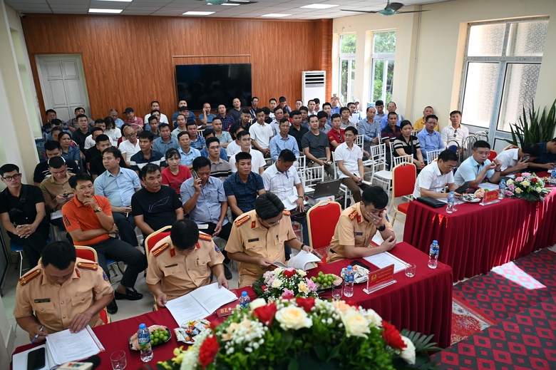 Hàng trăm tài xế ký cam kết "5 không" với CSGT trước dịp nghỉ lễ 2/9- Ảnh 1. Hàng trăm tài xế ký cam kết "5 không" với CSGT trước dịp nghỉ lễ 2/9- Ảnh 1.