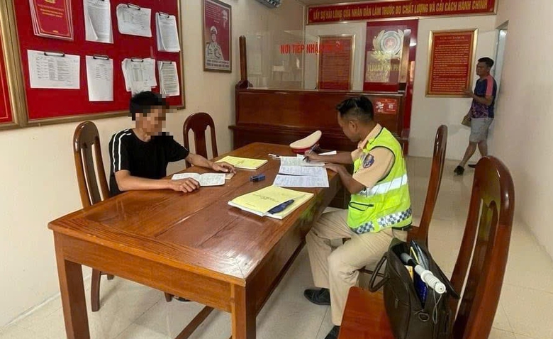 Xử lý tài xế xe HOWO vượt ẩu, suýt gây tai nạn trên QL7C- Ảnh 1. Xử lý tài xế xe HOWO vượt ẩu, suýt gây tai nạn trên QL7C- Ảnh 1.