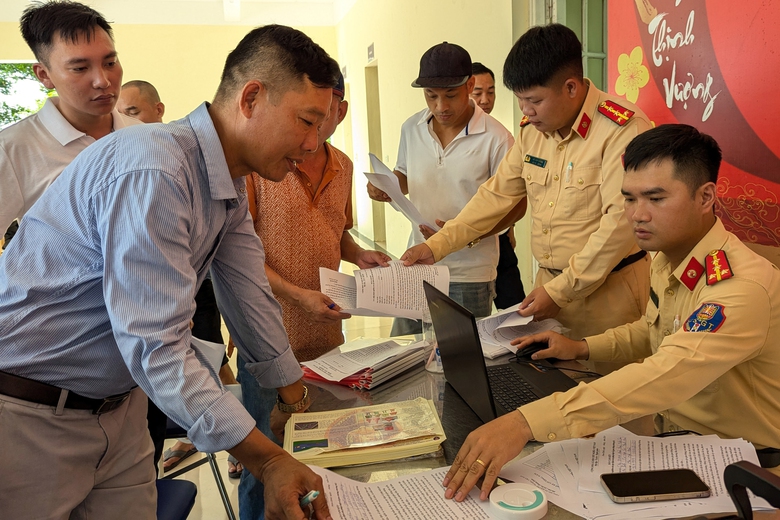 Hàng trăm tài xế ký cam kết "5 không" với CSGT trước dịp nghỉ lễ 2/9- Ảnh 3. Hàng trăm tài xế ký cam kết "5 không" với CSGT trước dịp nghỉ lễ 2/9- Ảnh 3.