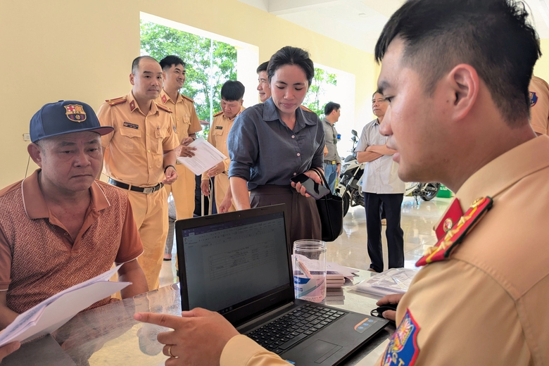 Hàng trăm tài xế ký cam kết "5 không" với CSGT trước dịp nghỉ lễ 2/9- Ảnh 5. Hàng trăm tài xế ký cam kết "5 không" với CSGT trước dịp nghỉ lễ 2/9- Ảnh 5.