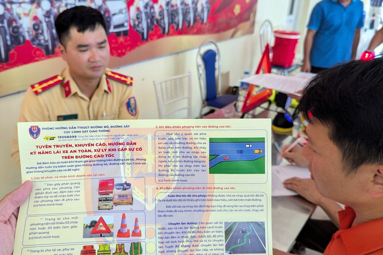 Hàng trăm tài xế ký cam kết "5 không" với CSGT trước dịp nghỉ lễ 2/9- Ảnh 6. Hàng trăm tài xế ký cam kết "5 không" với CSGT trước dịp nghỉ lễ 2/9- Ảnh 6.