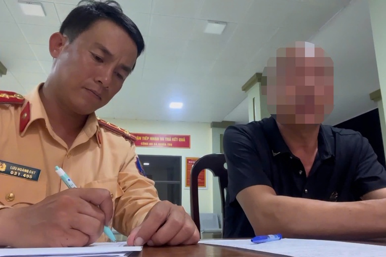 Xử phạt tài xế ô tô đi ngược chiều trong đêm trên cao tốc Hà Nội - Hải Phòng- Ảnh 1. Xử phạt tài xế ô tô đi ngược chiều trong đêm trên cao tốc Hà Nội - Hải Phòng- Ảnh 1.