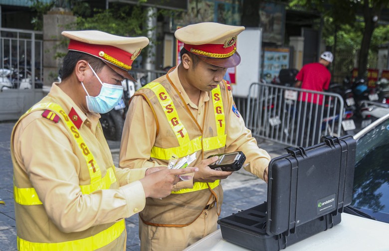 CSGT H&agrave; Nội test nồng độ cồn, ma t&uacute;y ngẫu nhi&ecirc;n với l&aacute;i xe trước khi xuất bến- Ảnh 1.
