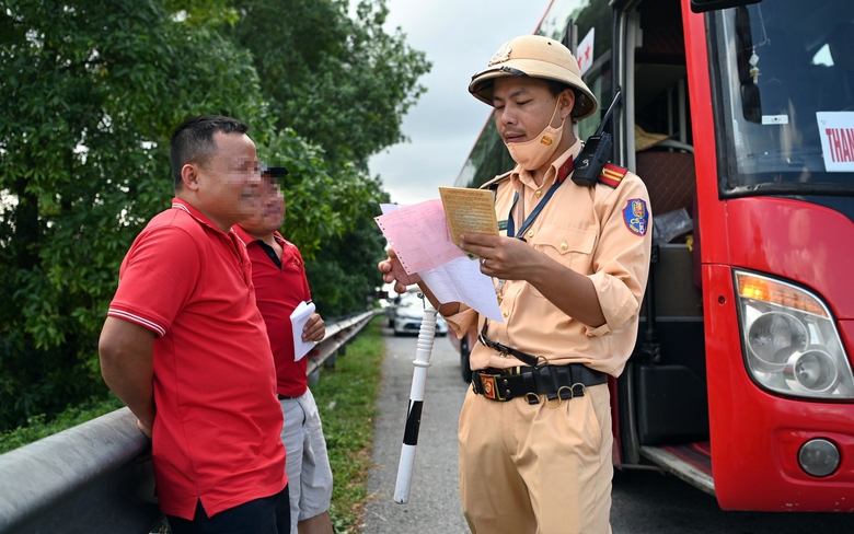 CSGT khuyến c&aacute;o c&aacute;ch ph&ograve;ng tr&aacute;nh TNGT tr&ecirc;n cao tốc Ph&aacute;p V&acirc;n - quốc lộ 45