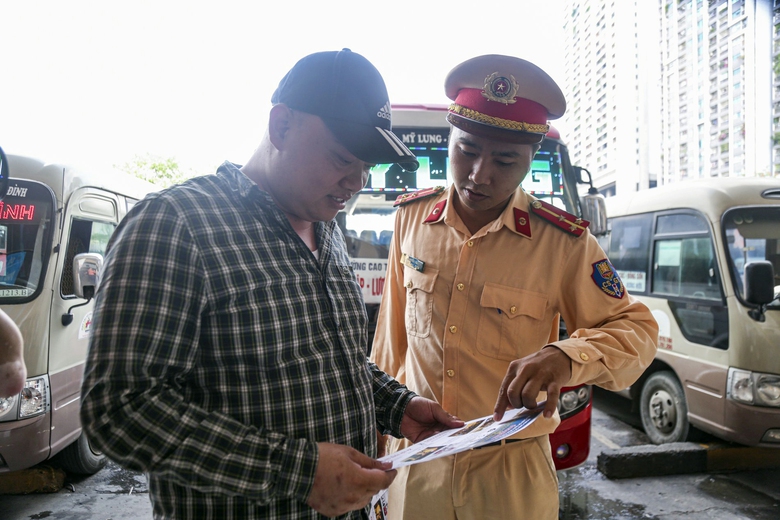 CSGT H&agrave; Nội test nồng độ cồn, ma t&uacute;y ngẫu nhi&ecirc;n với l&aacute;i xe trước khi xuất bến- Ảnh 6.