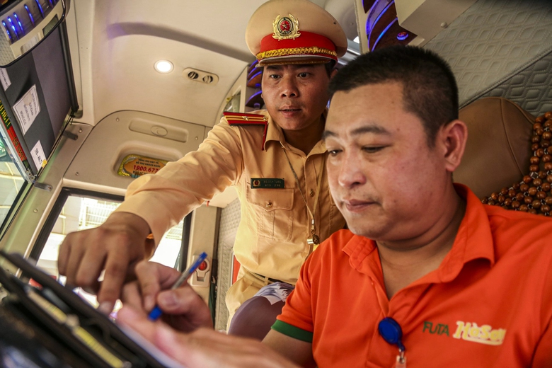 CSGT H&agrave; Nội test nồng độ cồn, ma t&uacute;y ngẫu nhi&ecirc;n với l&aacute;i xe trước khi xuất bến- Ảnh 5.