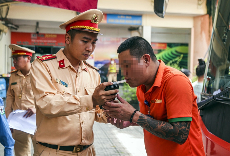 CSGT H&agrave; Nội test nồng độ cồn, ma t&uacute;y ngẫu nhi&ecirc;n với l&aacute;i xe trước khi xuất bến- Ảnh 2.