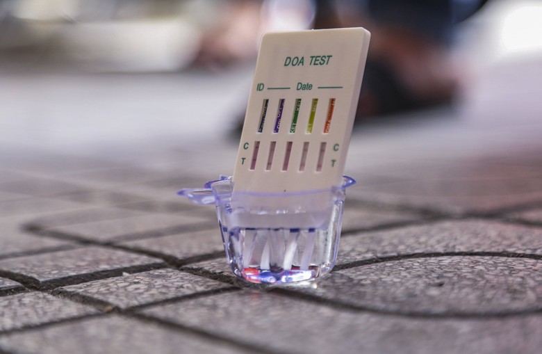 CSGT H&agrave; Nội test nồng độ cồn, ma t&uacute;y ngẫu nhi&ecirc;n với l&aacute;i xe trước khi xuất bến- Ảnh 3.