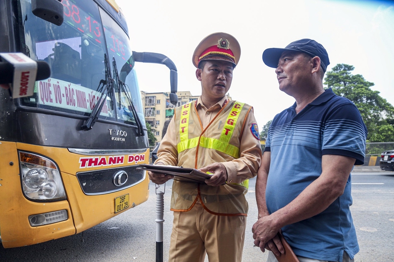 CSGT H&agrave; Nội test nồng độ cồn, ma t&uacute;y ngẫu nhi&ecirc;n với l&aacute;i xe trước khi xuất bến- Ảnh 4.