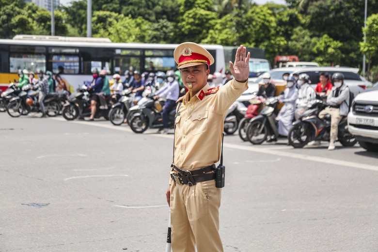 CSGT H&agrave; Nội test nồng độ cồn, ma t&uacute;y ngẫu nhi&ecirc;n với l&aacute;i xe trước khi xuất bến- Ảnh 8.