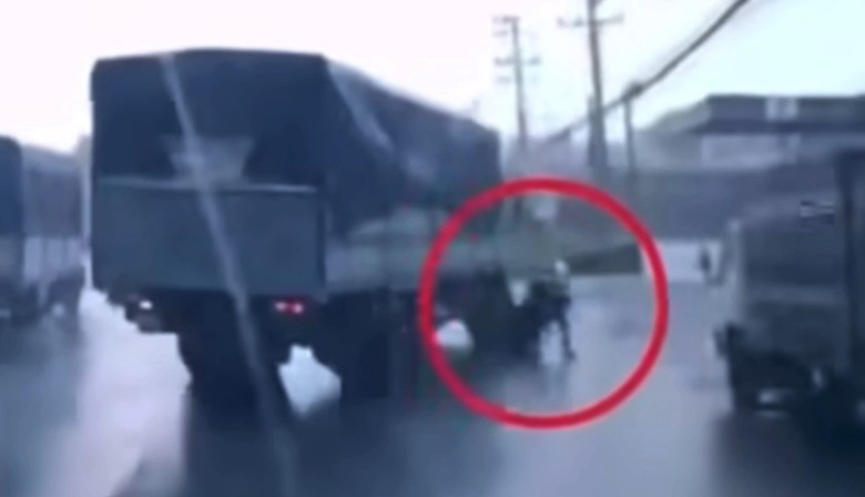 Xe tải đột ngột chuyển hướng v&agrave;o c&acirc;y xăng khiến người đ&agrave;n &ocirc;ng đi xe m&aacute;y tử vong- Ảnh 1.