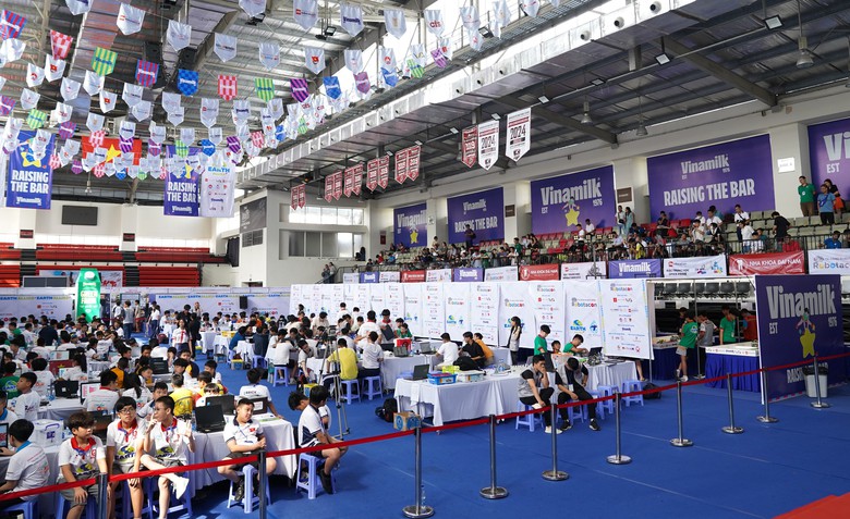 Cuộc thi thu hút sự quan tâm của thí sinh và phụ huynh, truyền cảm hứng sáng tạo, cầu tiến, ứng dụng công nghệ giải quyết các vấn đề môi trường. (Ảnh: Vi Nam) Cuộc thi thu hút sự quan tâm của thí sinh và phụ huynh, truyền cảm hứng sáng tạo, cầu tiến, ứng dụng công nghệ giải quyết các vấn đề môi trường. (Ảnh: Vi Nam)