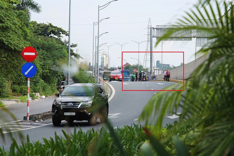 Tài xế xe ôm bao biện cho sai phạm, CSGT yêu cầu ký cam kết- Ảnh 1. Tài xế xe ôm bao biện cho sai phạm, CSGT yêu cầu ký cam kết- Ảnh 1.