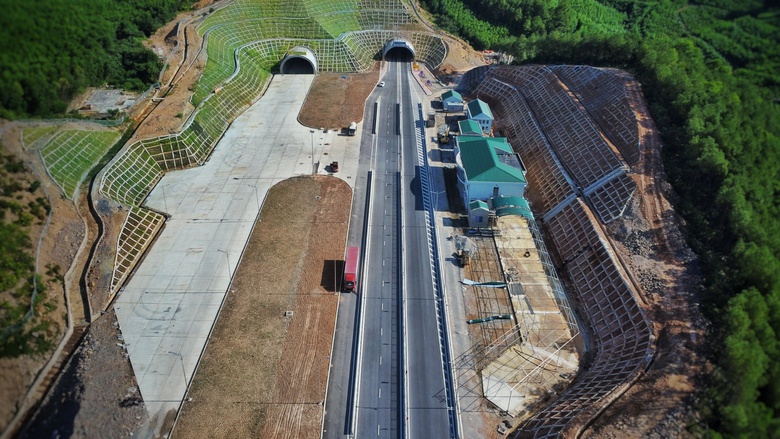 Khẩn trương hoàn thiện các hạng mục phụ cao tốc Diễn Châu - Bãi Vọt- Ảnh 6. Khẩn trương hoàn thiện các hạng mục phụ cao tốc Diễn Châu - Bãi Vọt- Ảnh 6.