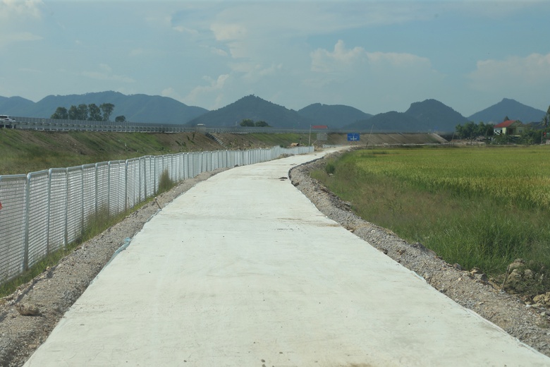 Khẩn trương hoàn thiện các hạng mục phụ cao tốc Diễn Châu - Bãi Vọt- Ảnh 11. Khẩn trương hoàn thiện các hạng mục phụ cao tốc Diễn Châu - Bãi Vọt- Ảnh 11.