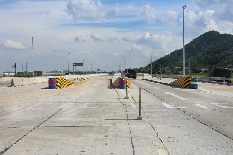 Khẩn trương hoàn thiện các hạng mục phụ cao tốc Diễn Châu - Bãi Vọt- Ảnh 5. Khẩn trương hoàn thiện các hạng mục phụ cao tốc Diễn Châu - Bãi Vọt- Ảnh 5.