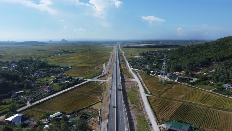 Khẩn trương hoàn thiện các hạng mục phụ cao tốc Diễn Châu - Bãi Vọt- Ảnh 1. Khẩn trương hoàn thiện các hạng mục phụ cao tốc Diễn Châu - Bãi Vọt- Ảnh 1.