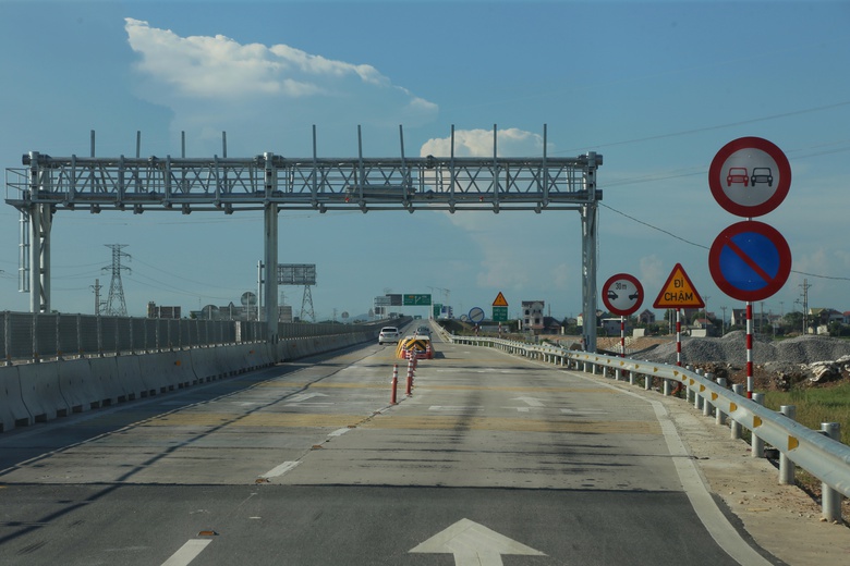 Khẩn trương hoàn thiện các hạng mục phụ cao tốc Diễn Châu - Bãi Vọt- Ảnh 16. Khẩn trương hoàn thiện các hạng mục phụ cao tốc Diễn Châu - Bãi Vọt- Ảnh 16.